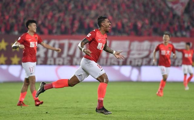  里昂锋霸状态火热，帽子戏法助球队登顶积分榜首